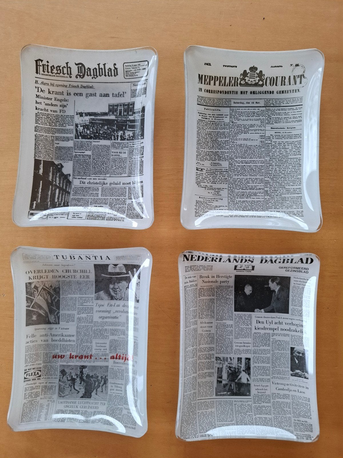 Set van 4 vintage krant schaaltjes, Ophalen of Verzenden
