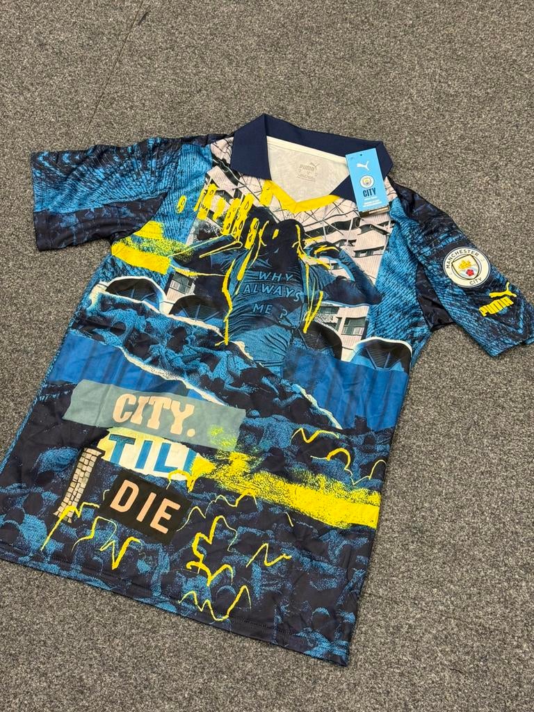 Man City "Why Always Me" Special Edition - Maat M - NIEUW, Sport en Fitness, Voetbal, Maat M, Ophalen of Verzenden, Nieuw, Shirt