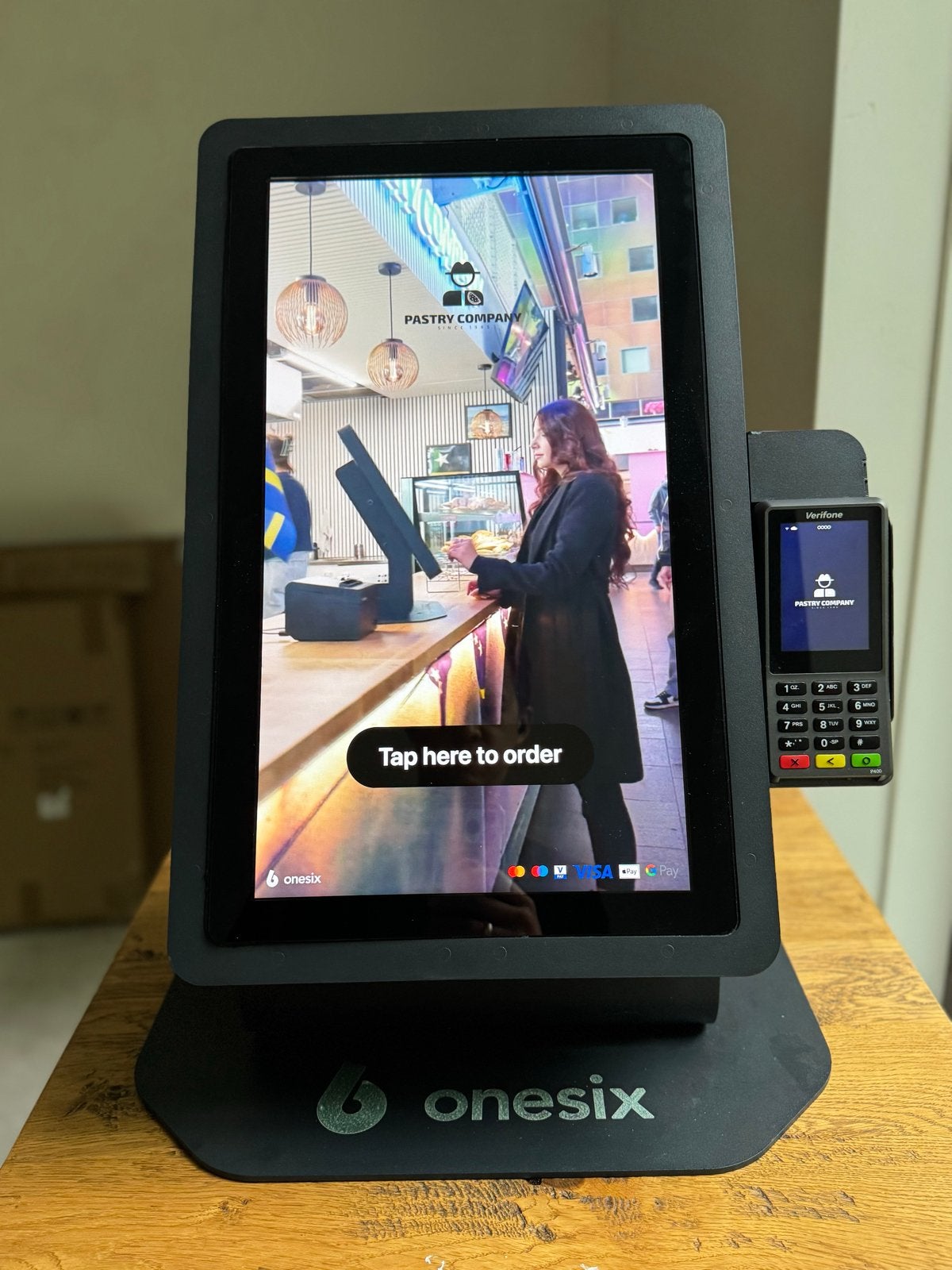 Bestelkiosk Onesix Pro table/wall met Verifone pinautomaat, Ophalen