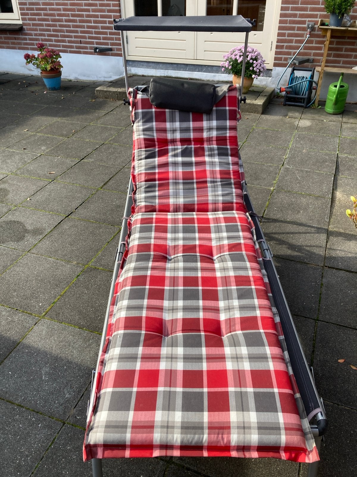 Ligbed met zonnescherm en kussen, Tuin en Terras, Ophalen, Gebruikt, Metaal, Inklapbaar