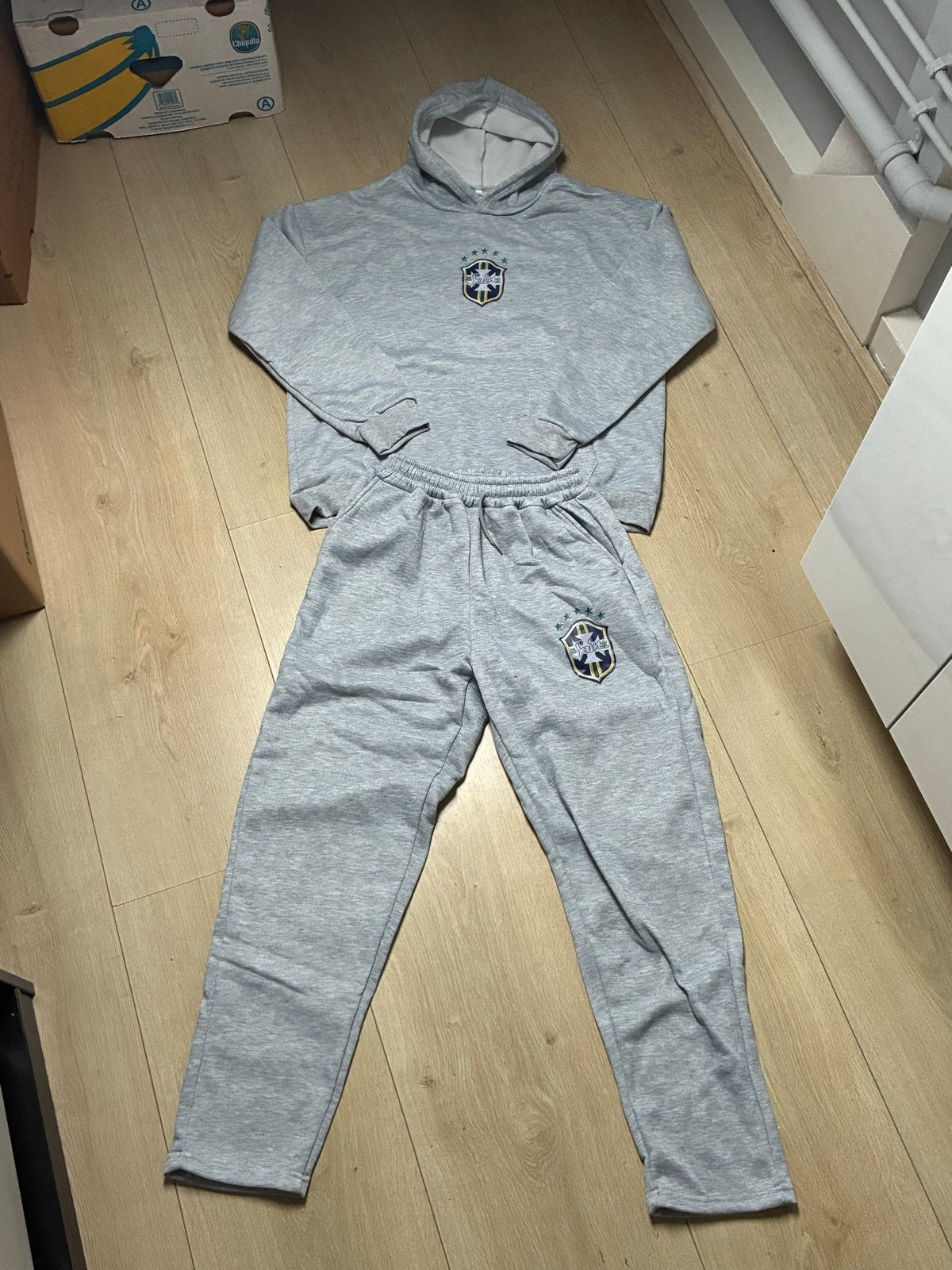 Comfortabel Grijs Trainingspak met Braziliaans Logo, Maat 52/54 (L), Verzenden, Zo goed als nieuw, Grijs