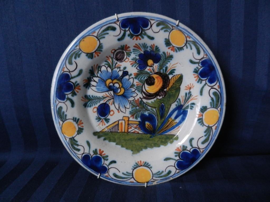 Mooi bord Delfts aardewerk bloeiende planten 18de eeuw d. 24, Antiek en Kunst, Antiek | Keramiek en Aardewerk, Ophalen of Verzenden