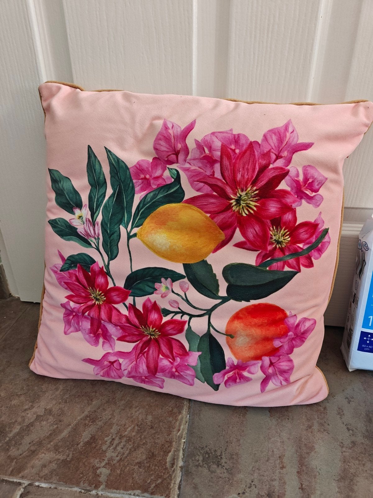 Roze sierkussen met bloemen en fruit print, Overige merken, Gebruikt, Met print, Vierkant