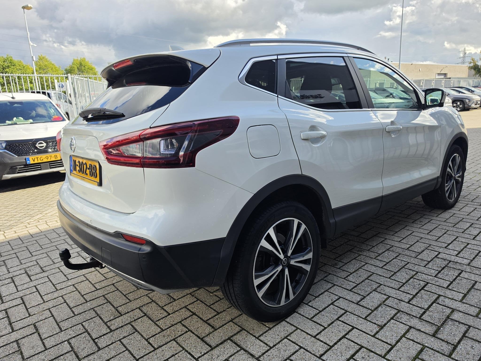 Nissan Qashqai 1.3 DIG-T Design Edition | Panoramadak | 360, Auto's, Voorwielaandrijving, Dealer onderhouden, Gebruikt, 4 cilinders