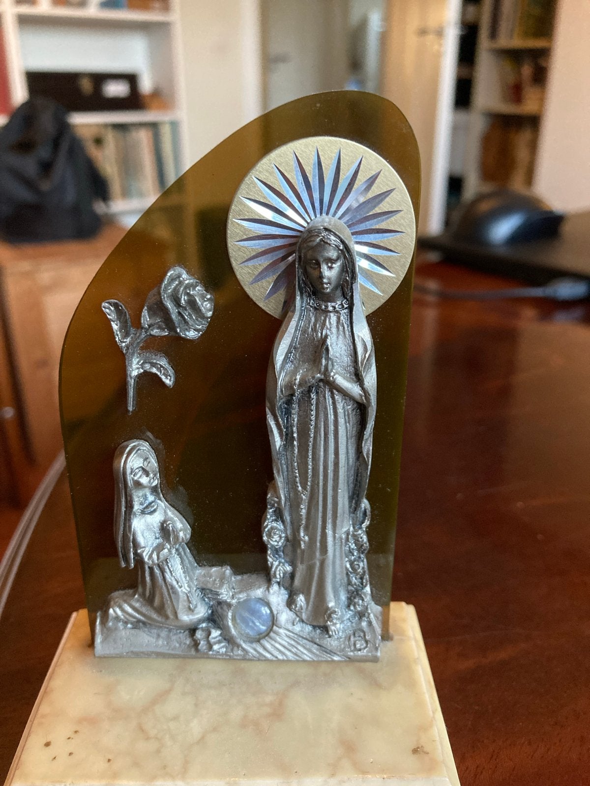 Vintage Lourdes Maria beeldje op  voet, Antiek en Kunst, Antiek | Religie, Ophalen of Verzenden