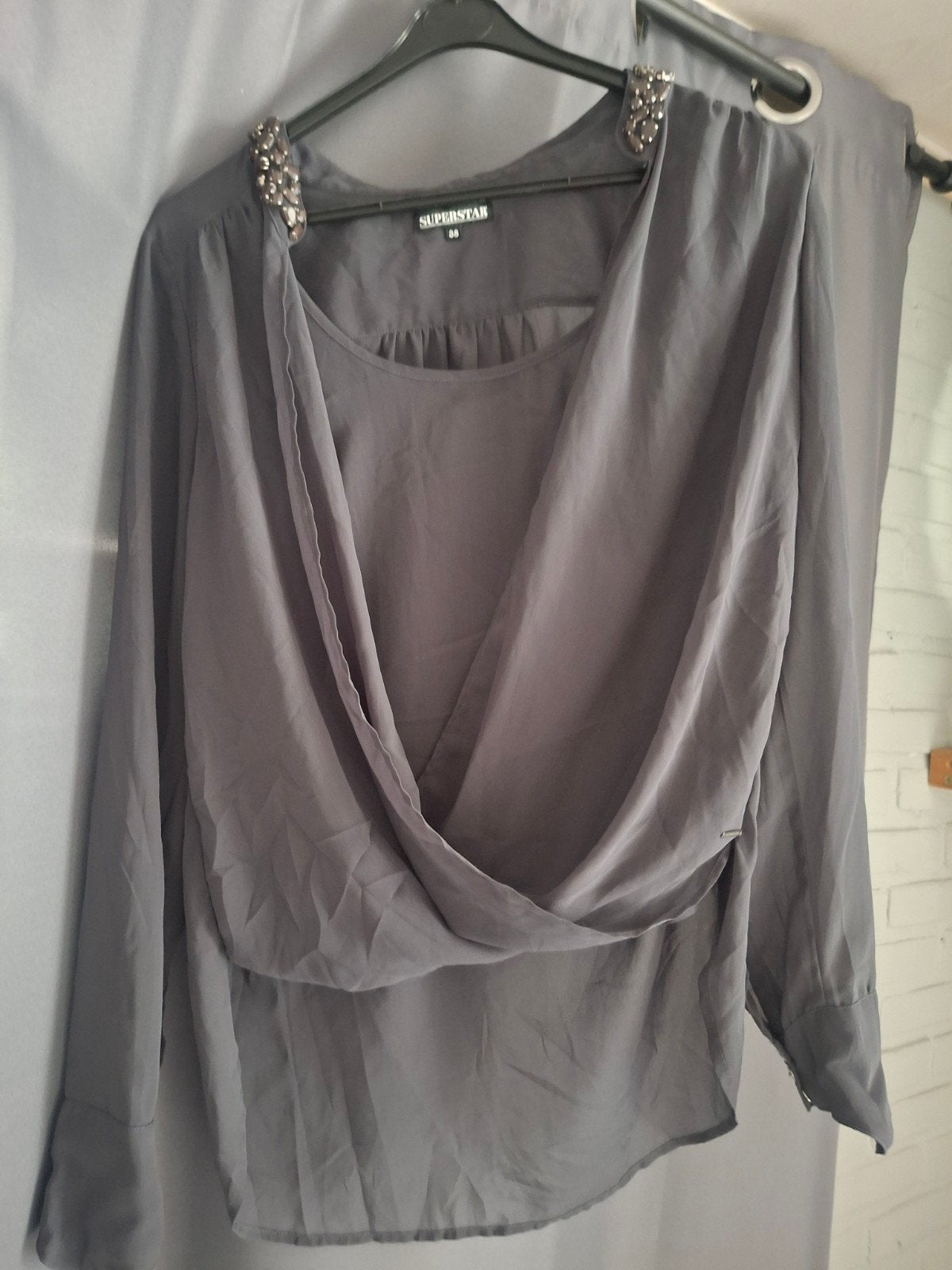 Superstar grijze blouse met lange mouwen en decoratie, Maat 38/40 (M), Ophalen of Verzenden, Zo goed als nieuw, Lange mouw