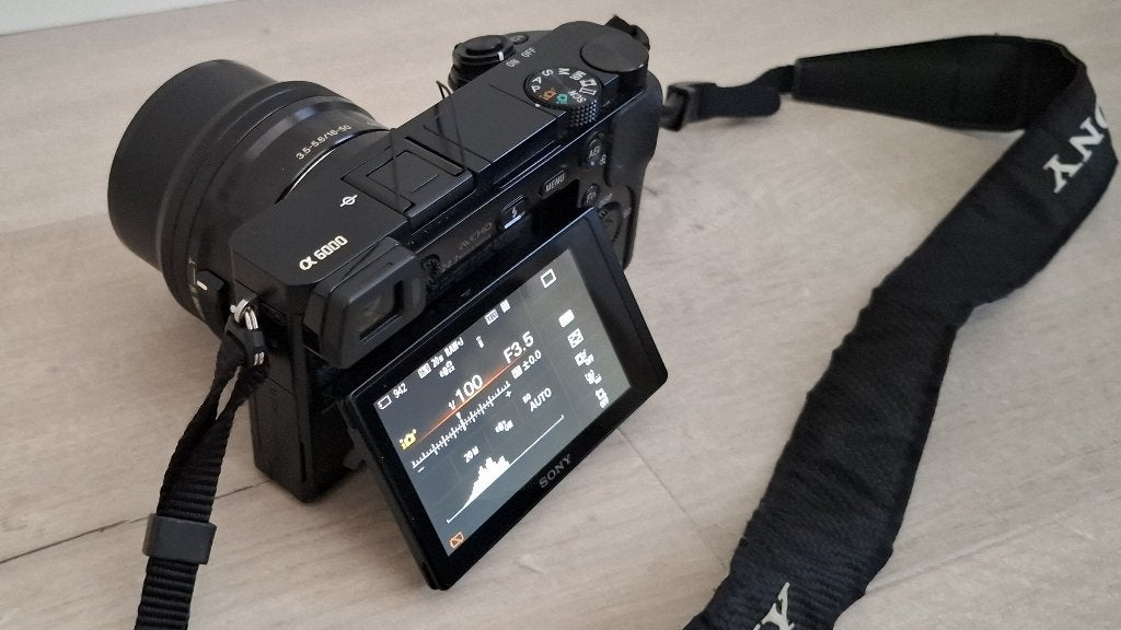 SONY a6000 systeemcamera 24,3 Megapixels - z.g.a.n., Audio, Tv en Foto, Fotocamera's Digitaal, Kantelbaar/draaibaar scherm, Ophalen of Verzenden