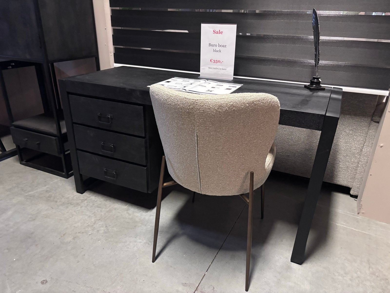 Zwart mangohouten bureau - Showroom opruiming, Zwart, Ophalen of Verzenden, Zo goed als nieuw, Hout
