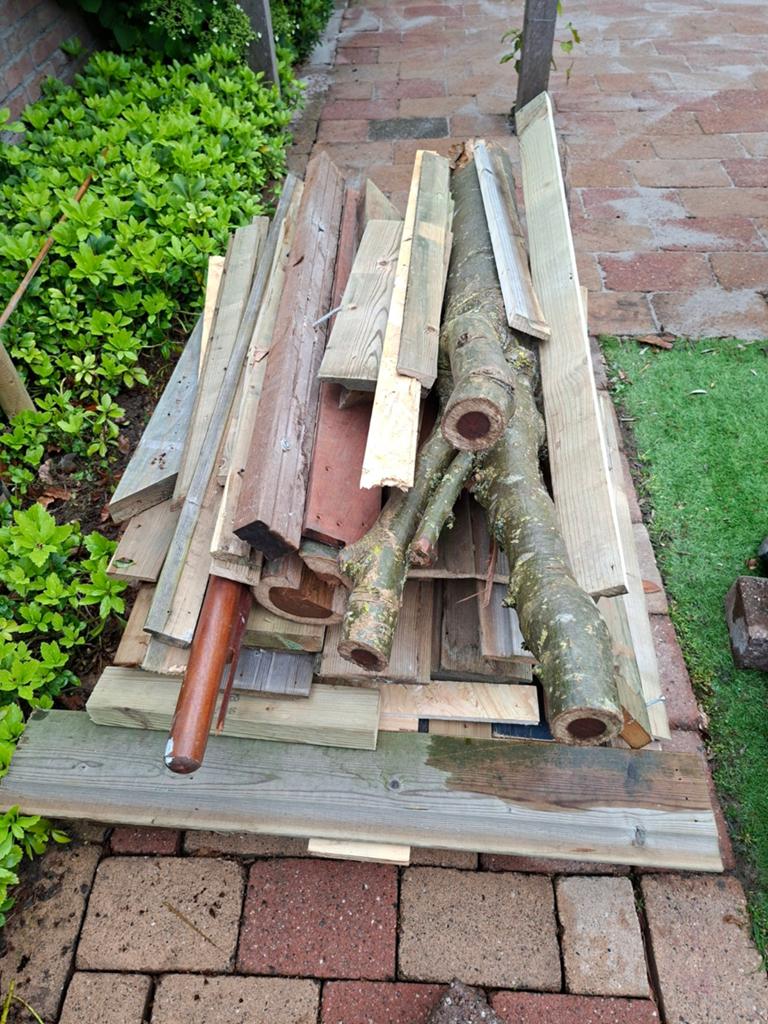 Diverse houtresten en boomstam voor brandhout, Tuin en Terras, Minder dan 3 m³, Ophalen of Verzenden, Overige houtsoorten, Stammen
