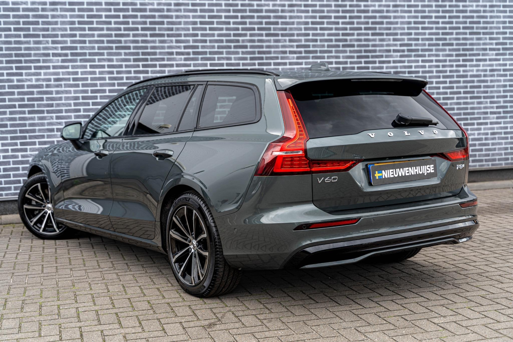 Volvo V60 2.0 T8 Plug-in Hybrid AWD Plus Dark | PHEV Long Ra, Auto's, Volvo, Stof, Gebruikt, Euro 6, 4 cilinders