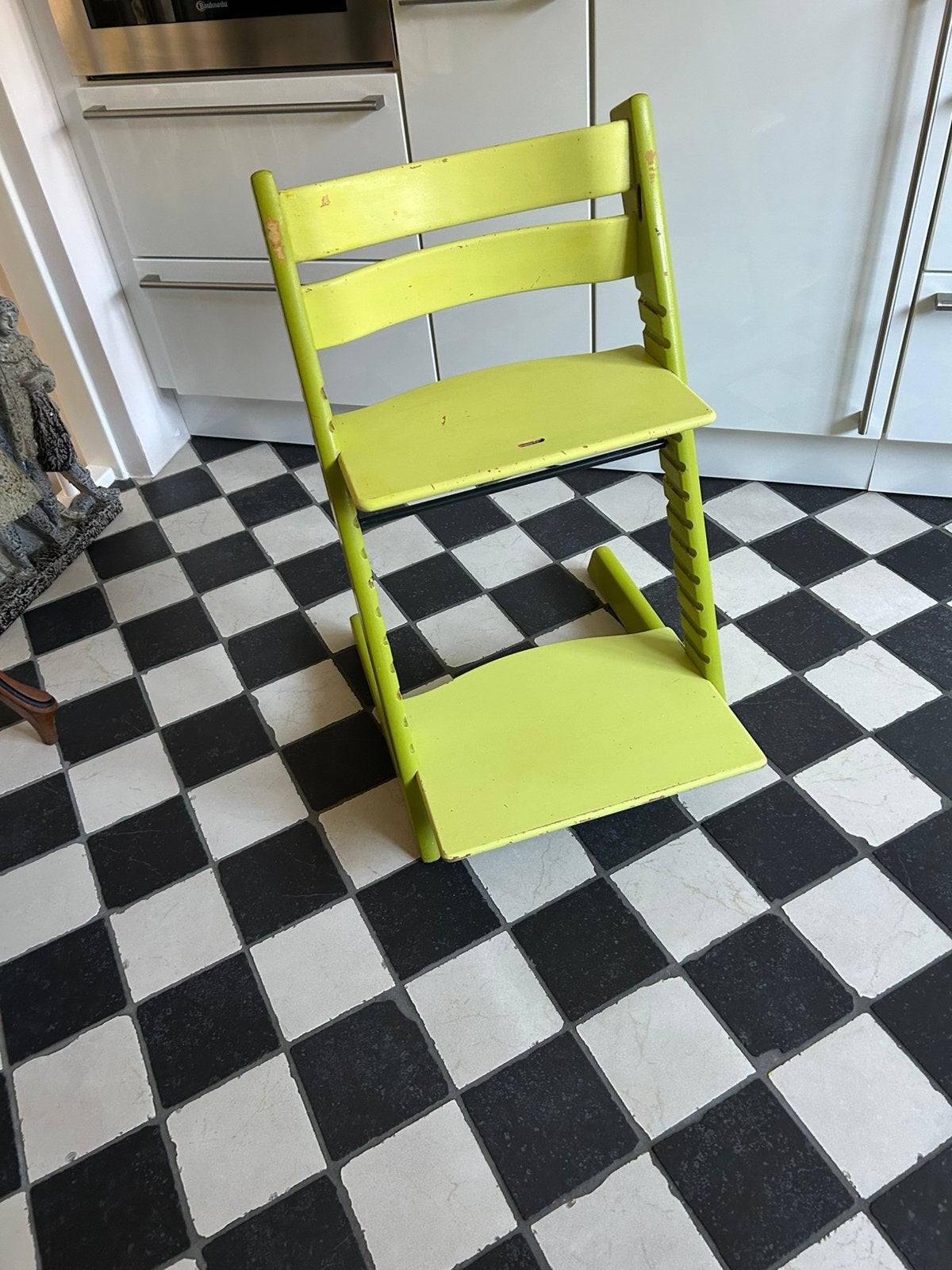 Stokke trip trap kinderstoel groen geschilderd, Ophalen of Verzenden, Gebruikt, Meegroeistoel