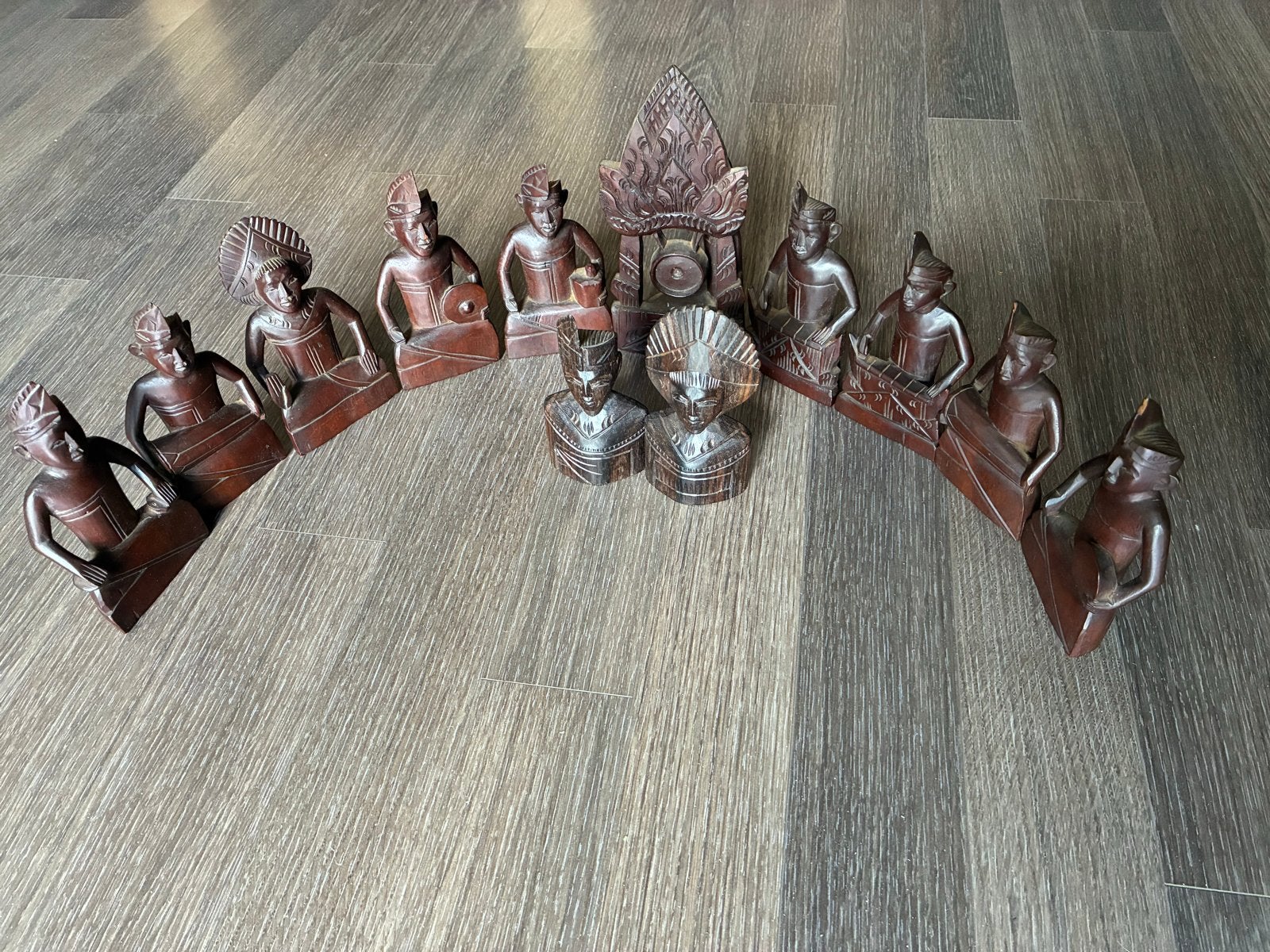 Hardhouten Indonesisch orkest - Handgesneden beeldjes, Antiek en Kunst, Bruin, Handgemaakt, Indonesië, Beeld