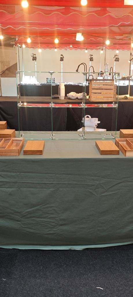Vitrine kast, Ophalen