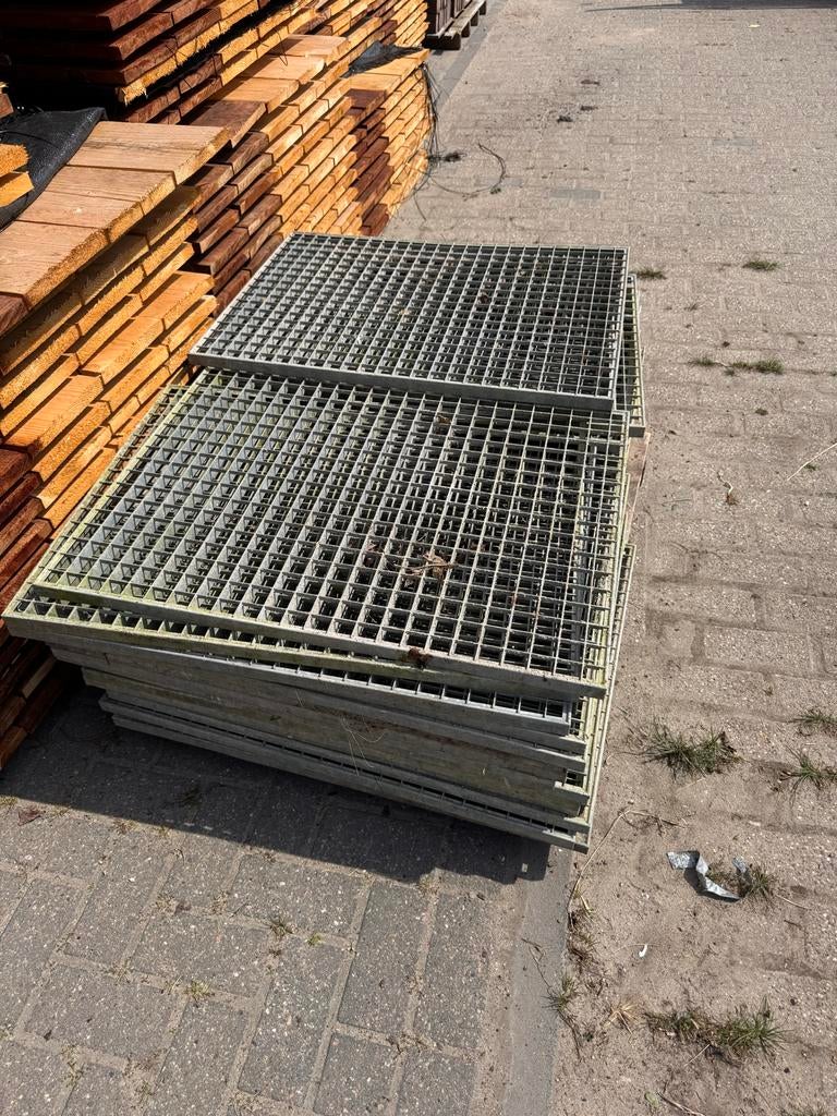 Metalen roosters x60x80 cm) - Ideaal voor diverse toepassing, Ophalen of Verzenden, Gebruikt, IJzer