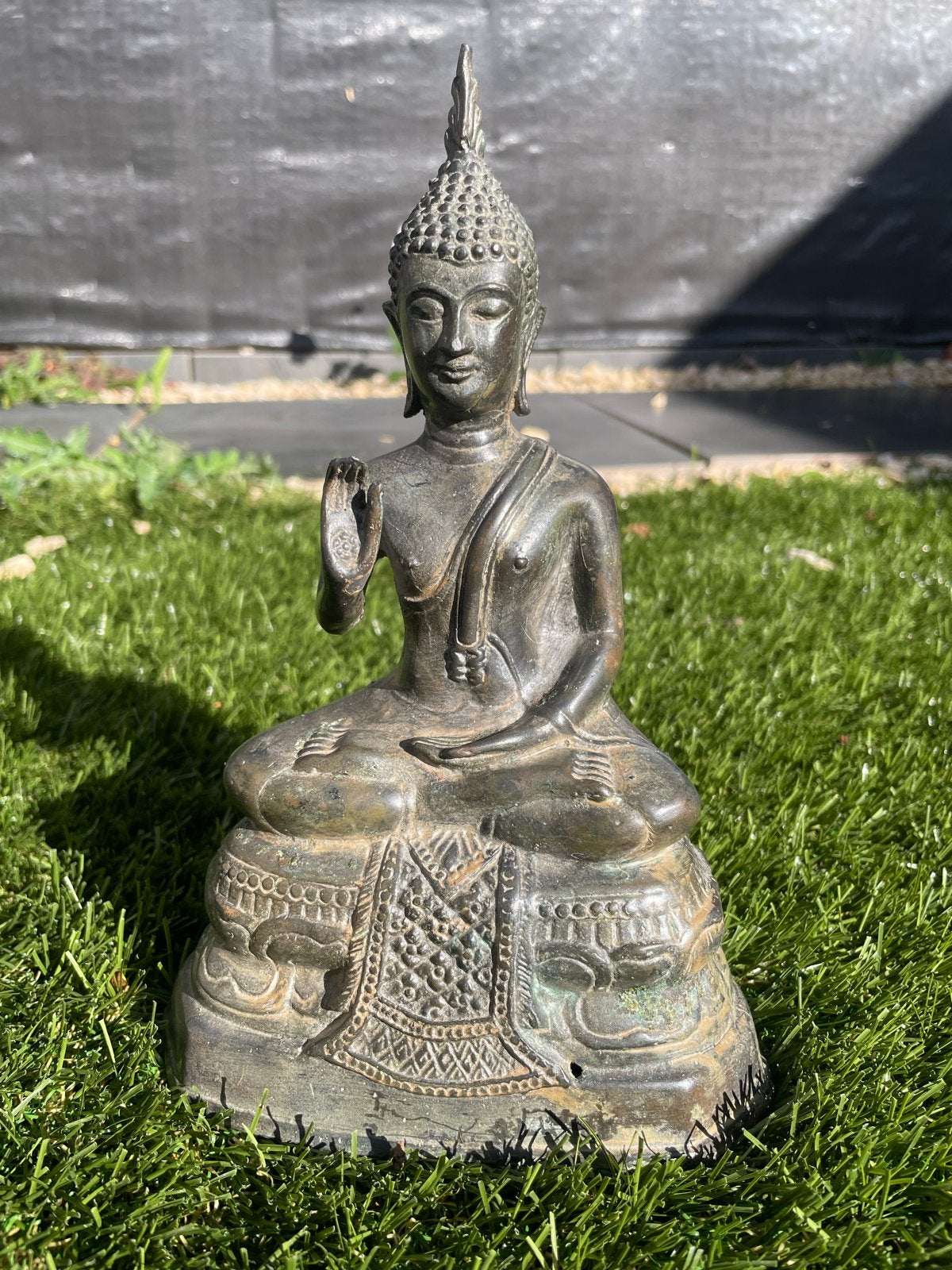 Antiek Bronzen Boeddha Beeldje met Kleikern - 23x14cm, Ophalen of Verzenden, Bruin, Handgemaakt, Metaal
