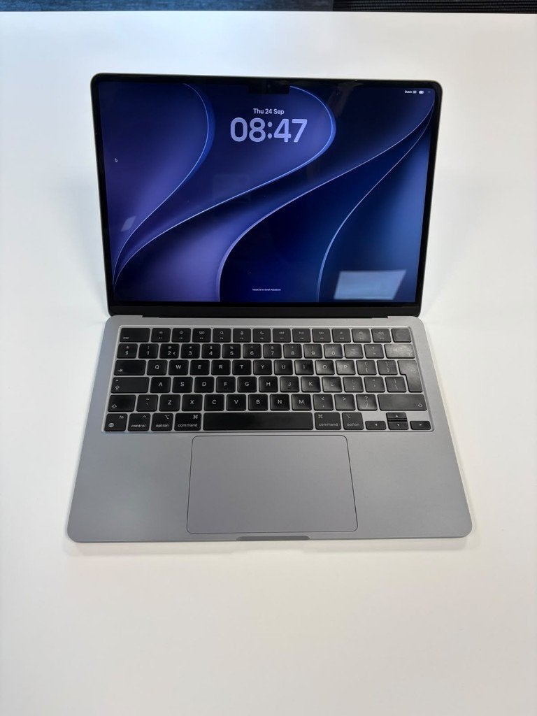 Macbook Air M2 16GB, 256 GB, Qwerty, 13 inch, Refurbished