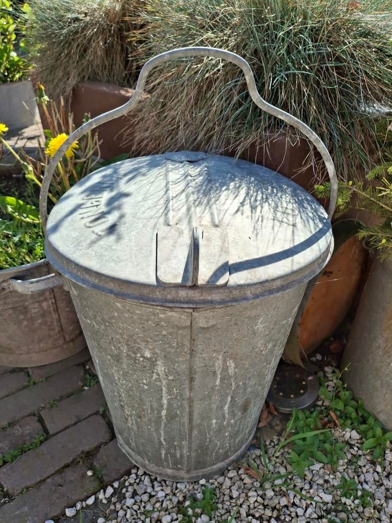 Oude zinken prullenbak vuilnisbak vuilnisemmer, Ophalen