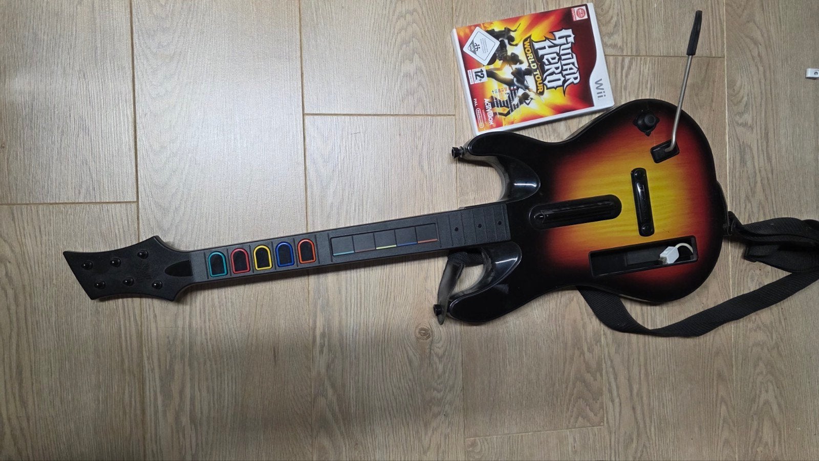 Guitar Hero World Tour Wii met gitaarcontroller, Spelcomputers en Games, Games | Nintendo Wii, Muziek, Gebruikt, Eén computer