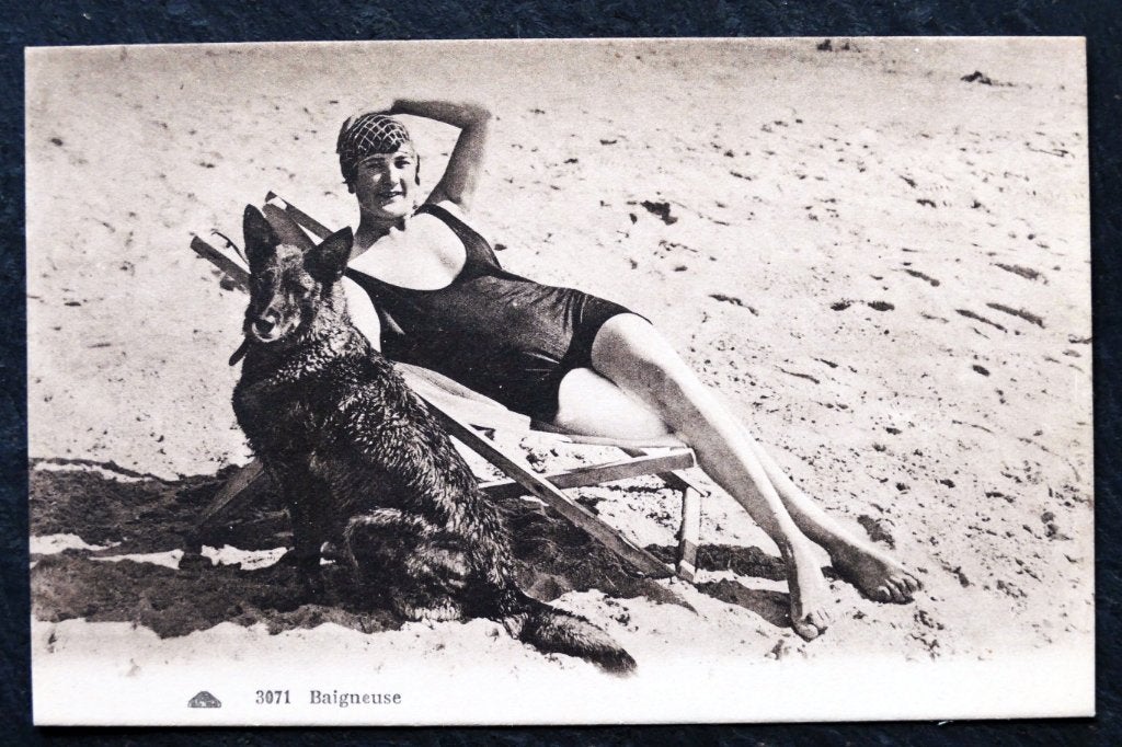 Aan het strand, badend, met de hond aan haar zijde, Verzenden, Voor 1920, Ongelopen, Hond of Kat