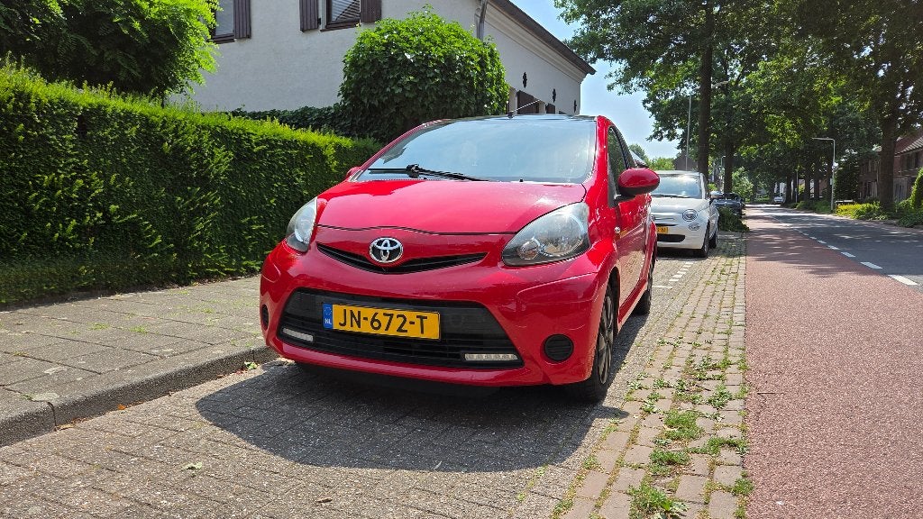 Toyota Aygo 1.0 12V Vvt-i 5DRS 2014 Rood, Voorwielaandrijving, Stof, 4 stoelen, Handgeschakeld