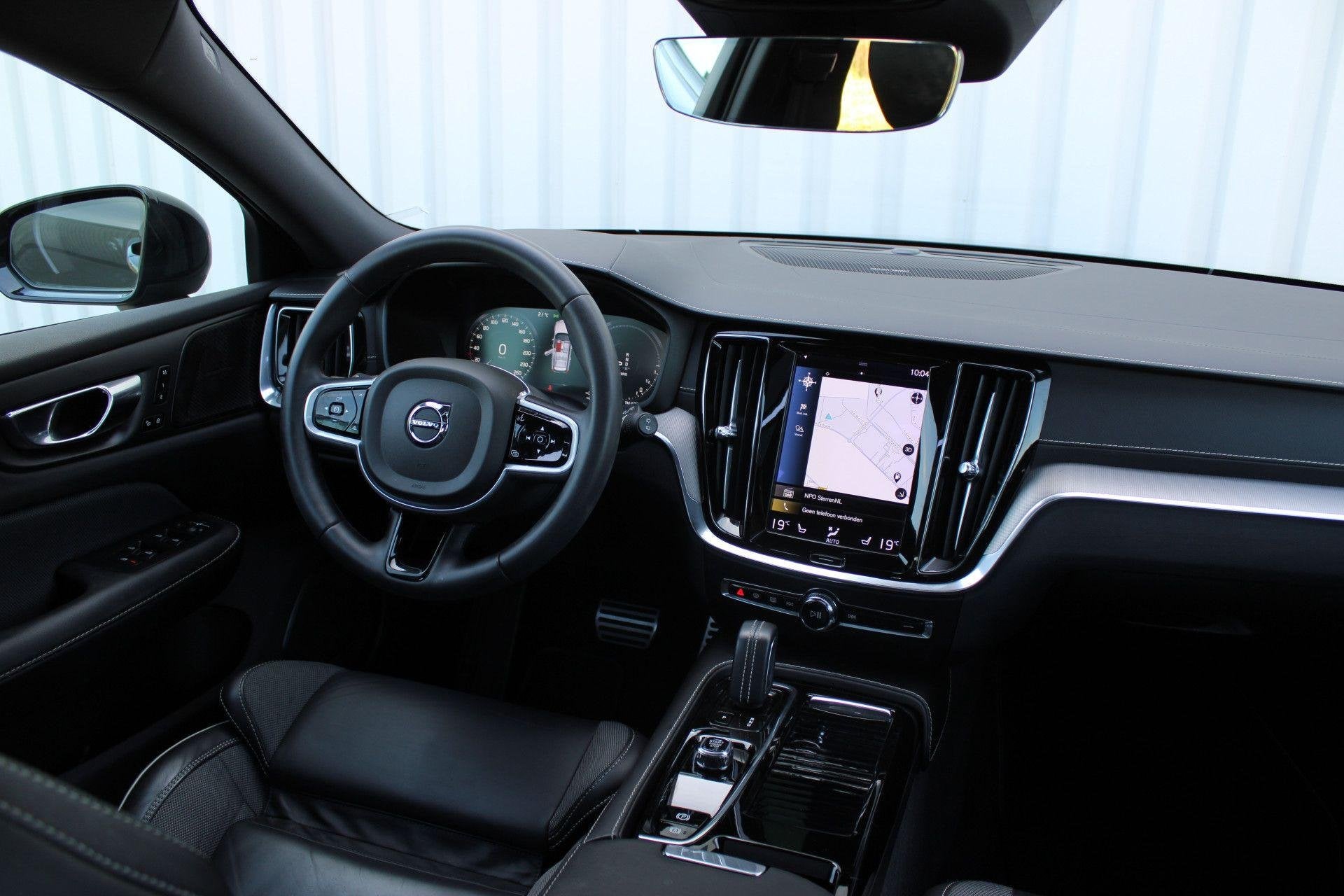 Volvo V60 2.0 T8 Recharge AWD R-Design | Incl. 12 maanden ga, Auto's, Volvo, Stof, Gebruikt, 129 €/maand, Te koop