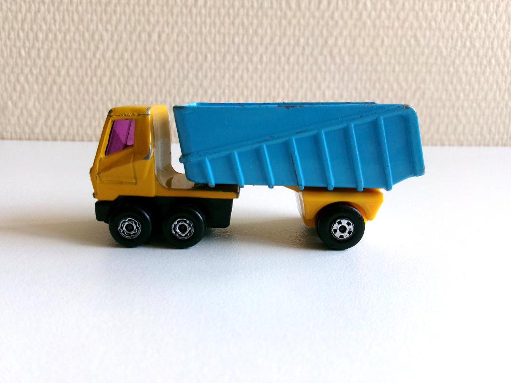 Articulated Truck geel/blauw 1:90 Matchbox (geen ovp), Ophalen of Verzenden, Gebruikt, Bus of Vrachtwagen