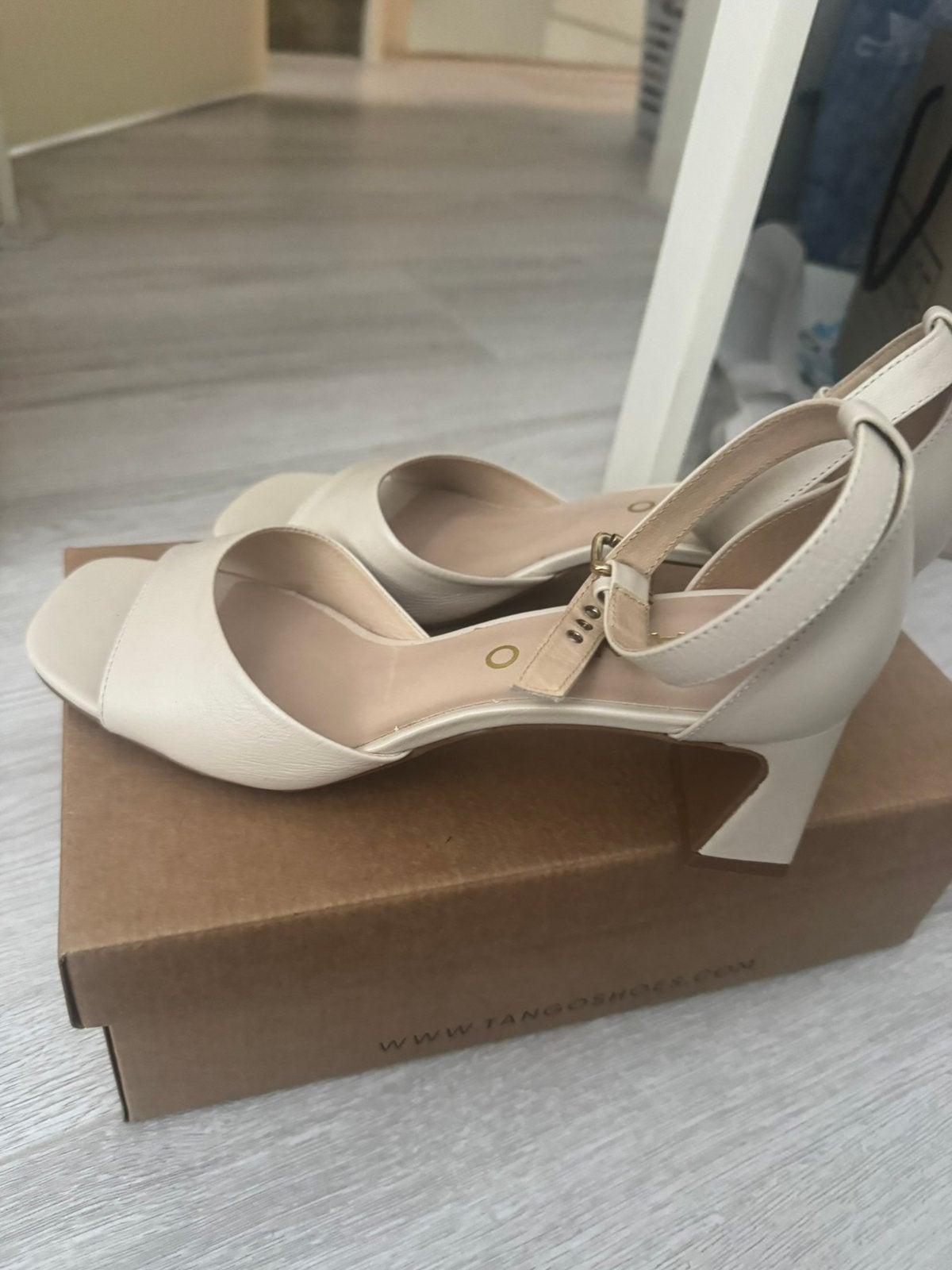 Leren Tango hak sandalen, Beige, Nieuw, Sandalen of Muiltjes, Ophalen of Verzenden