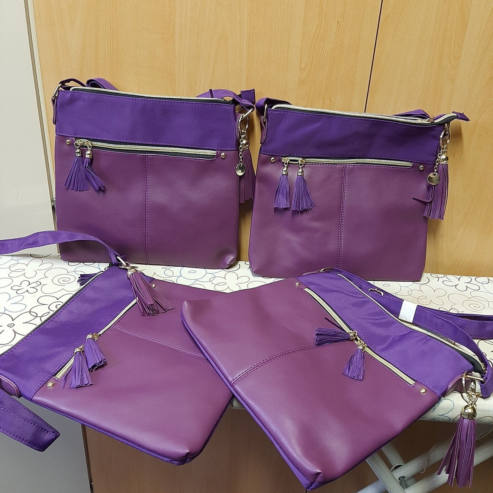 4 paarse schoudertassen - ideaal voor carnavalsgroep, Ophalen of Verzenden, Zo goed als nieuw, Carnaval, Accessoires