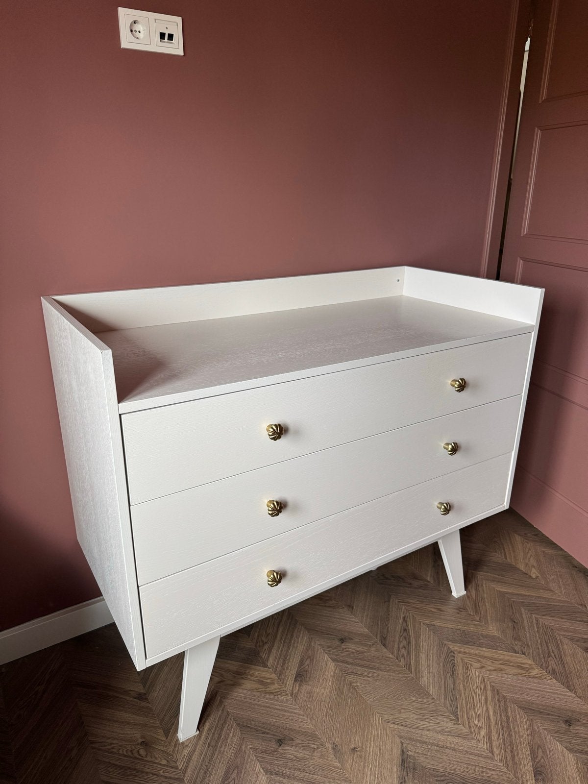Witte Commode met Gouden Knoppen. Maat commode, Ophalen, 50 tot 70 cm, Zo goed als nieuw, 75 tot 100 cm