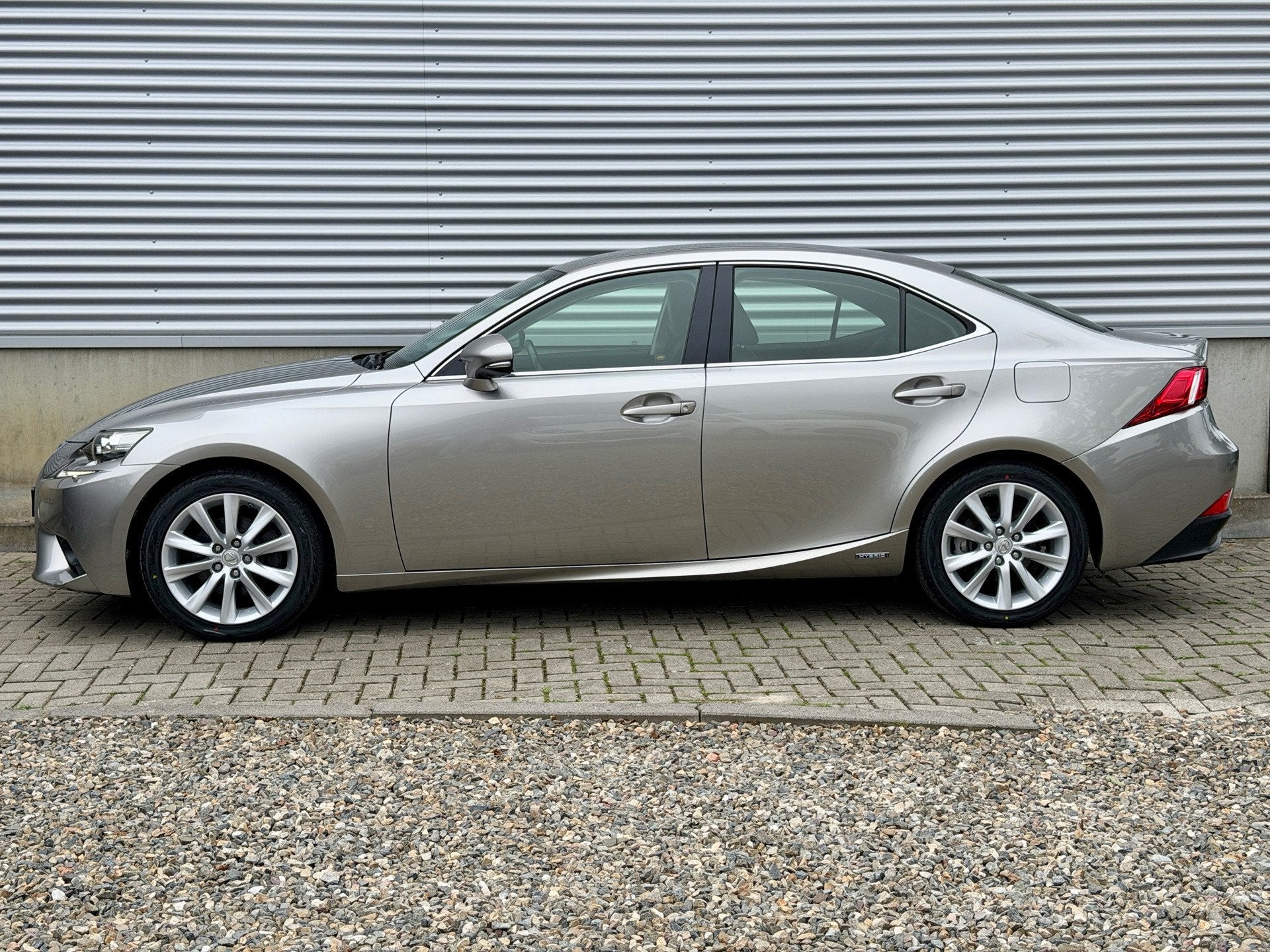 Lexus IS 300h Edition [ dealer oh nl-auto, 1e eig ], Auto's, Achterwielaandrijving, Gebruikt, 181 pk, Xenon verlichting