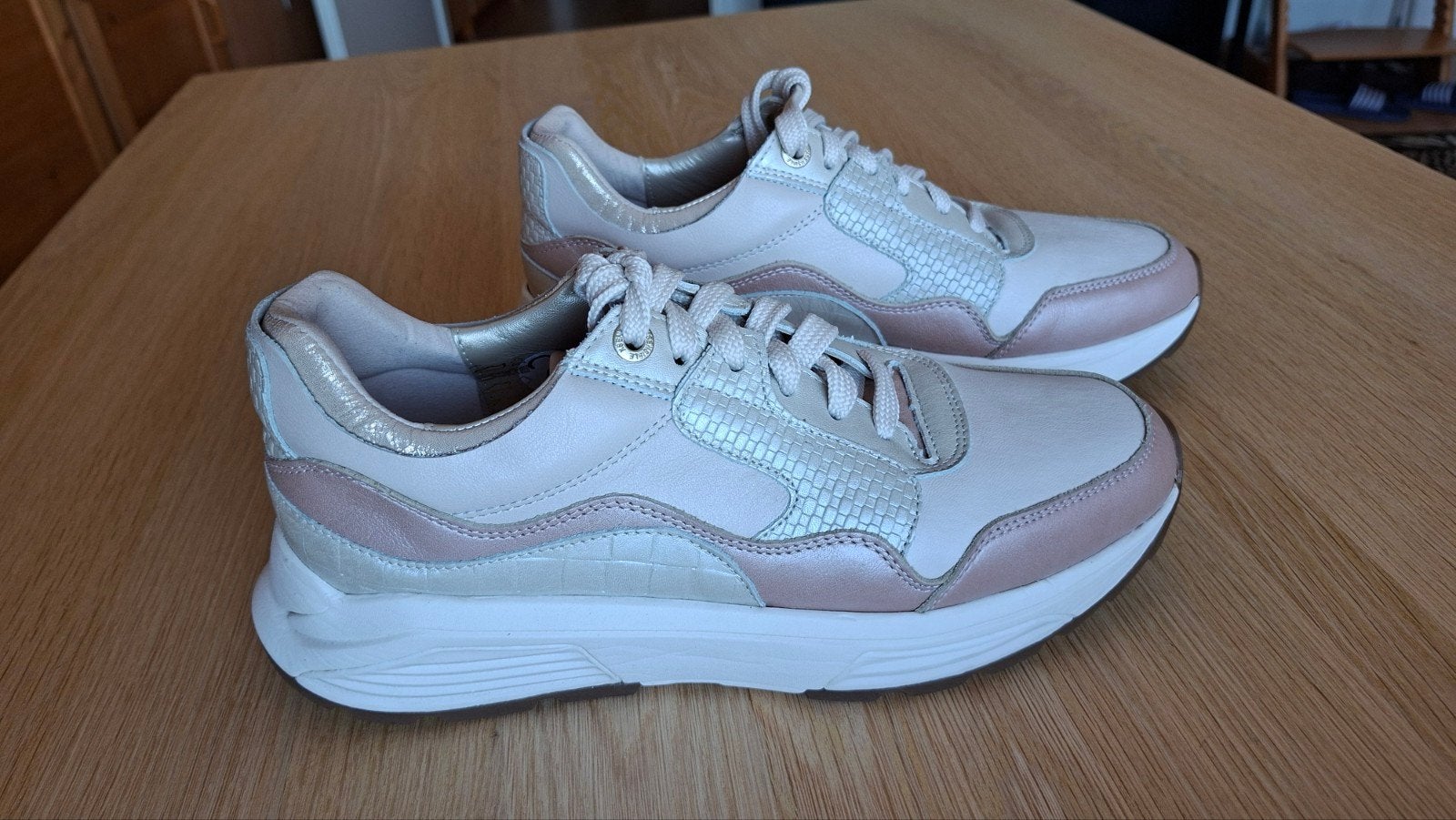 Xsensible dames sneakers
Maat 40.
Gepast met zoolt, Kleding | Dames, Schoenen, Ophalen of Verzenden, Zo goed als nieuw, Sneakers of Gympen