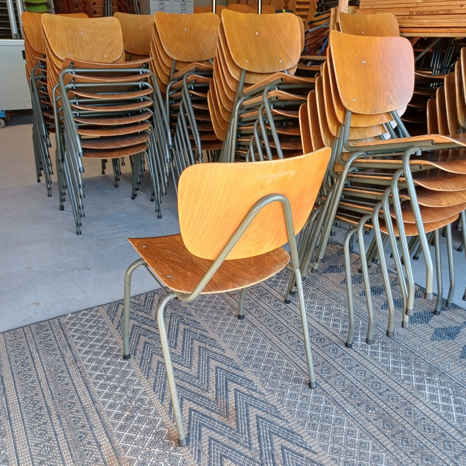 80 x vintage design schoolstoelen kerkstoelen partij stoelen, Ophalen, Gebruikt, Bruin