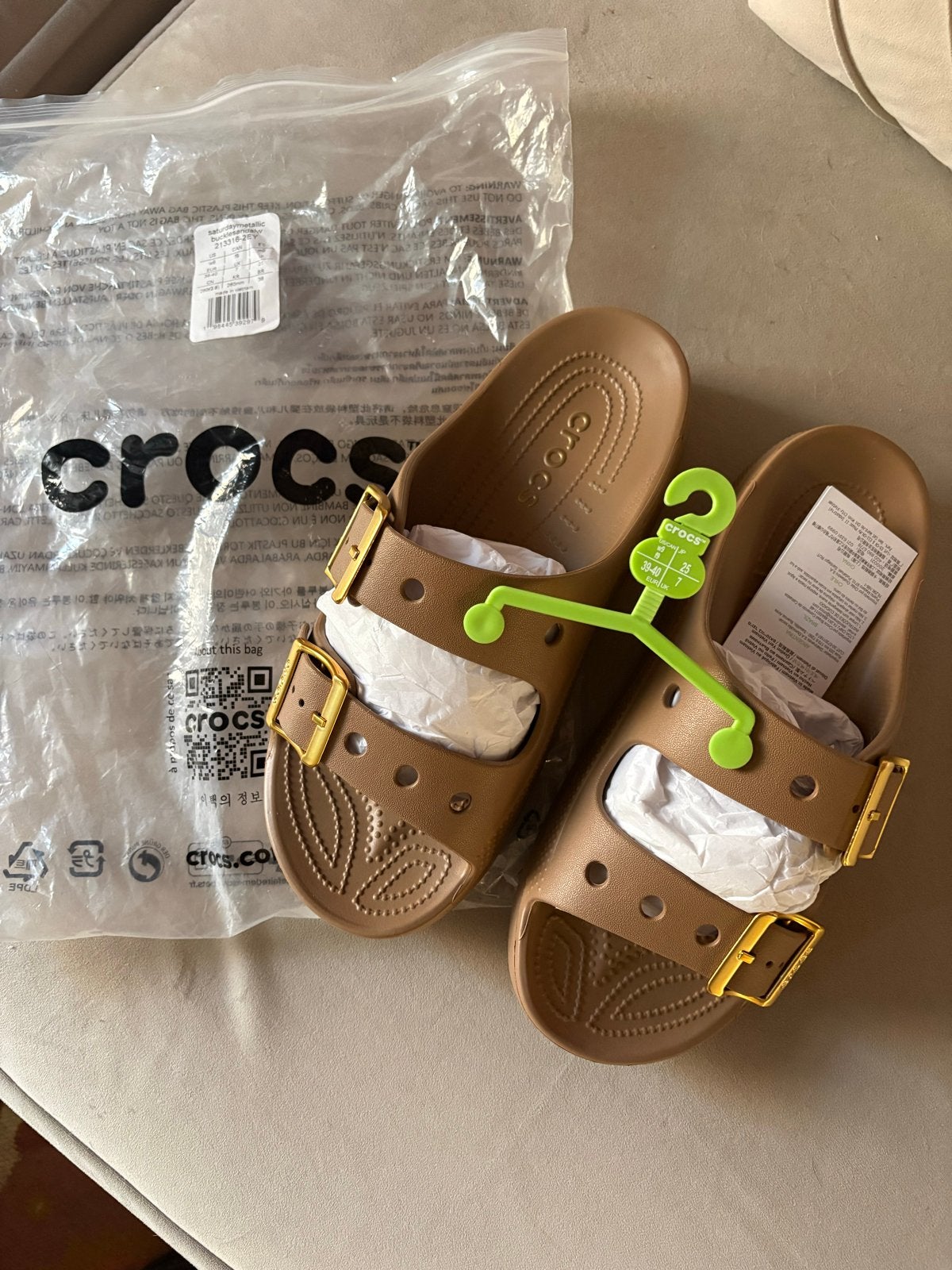 Nieuwe Crocs Saturday Metallic Buckle Sandalen Maat 39-40, Kleding | Dames, Ophalen of Verzenden, Nieuw, Bruin, Slippers