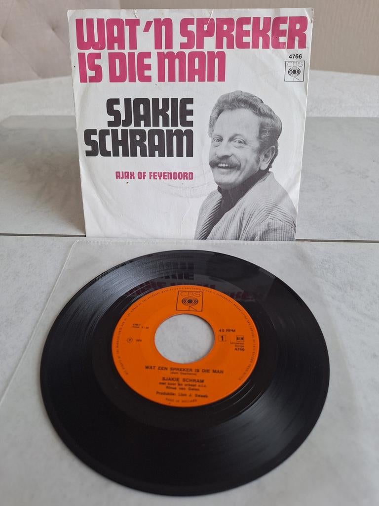 Single van SJAKIE SCHRAM  // WAT'N  SPREKER IS DIE MAN, Cd's en Dvd's, Vinyl | Nederlandstalig, Ophalen of Verzenden, Zo goed als nieuw