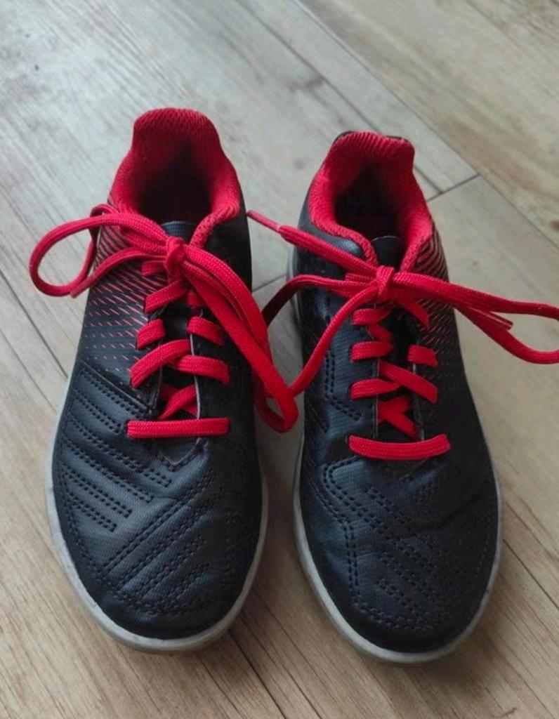Rood zwarte Kipsta voetbalschoenen maat 26, Maat XS of kleiner, Ophalen of Verzenden, Schoenen