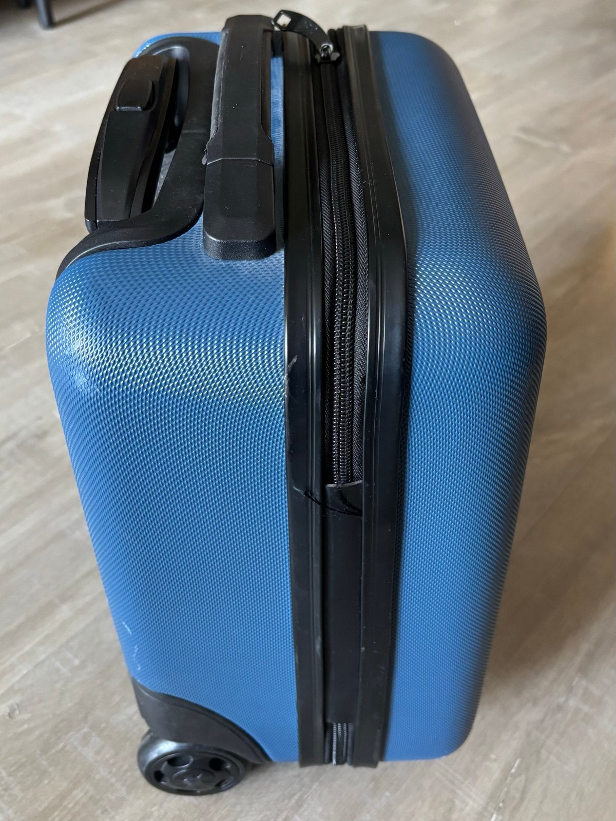 Blauwe handbagage koffer met wieltjes - Zo goed als nieuw, Sieraden, Tassen en Uiterlijk, Koffers, Hard kunststof, Minder dan 50 cm