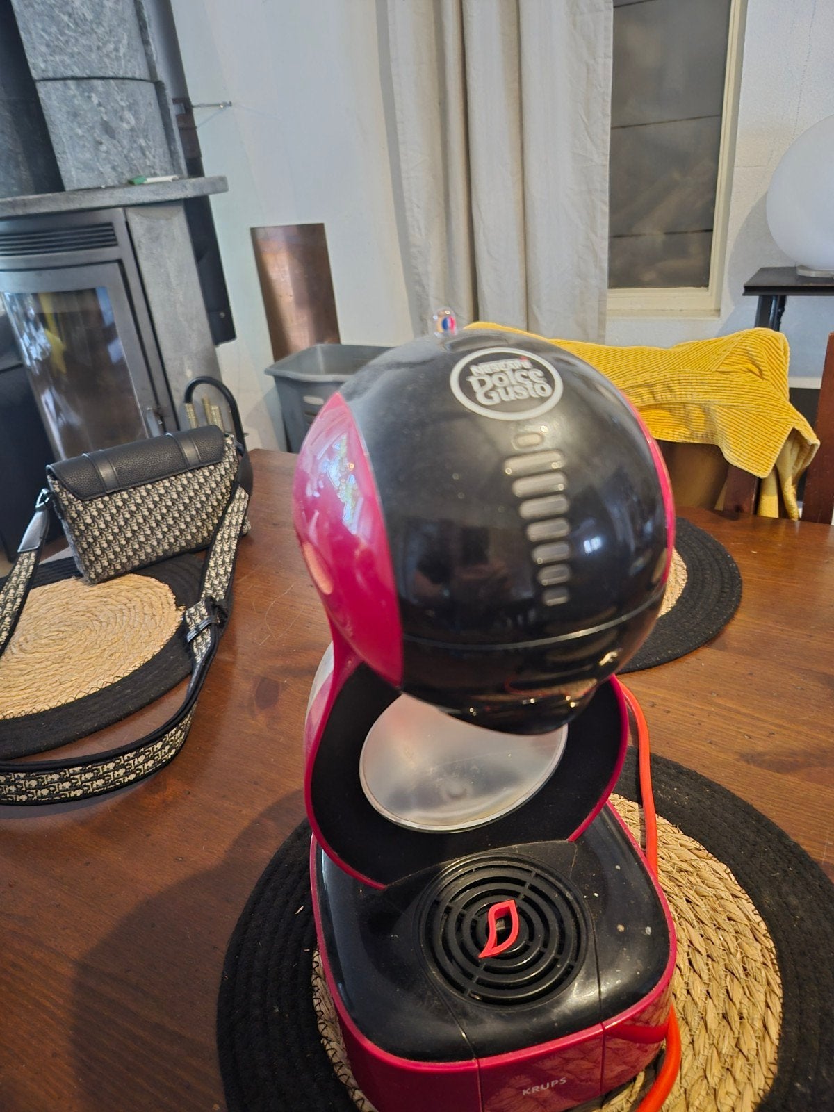 Dolce Gusto koffiezetapparaat - rood/zwart, Gebruikt, Koffiemachine, Ophalen of Verzenden, 1 kopje