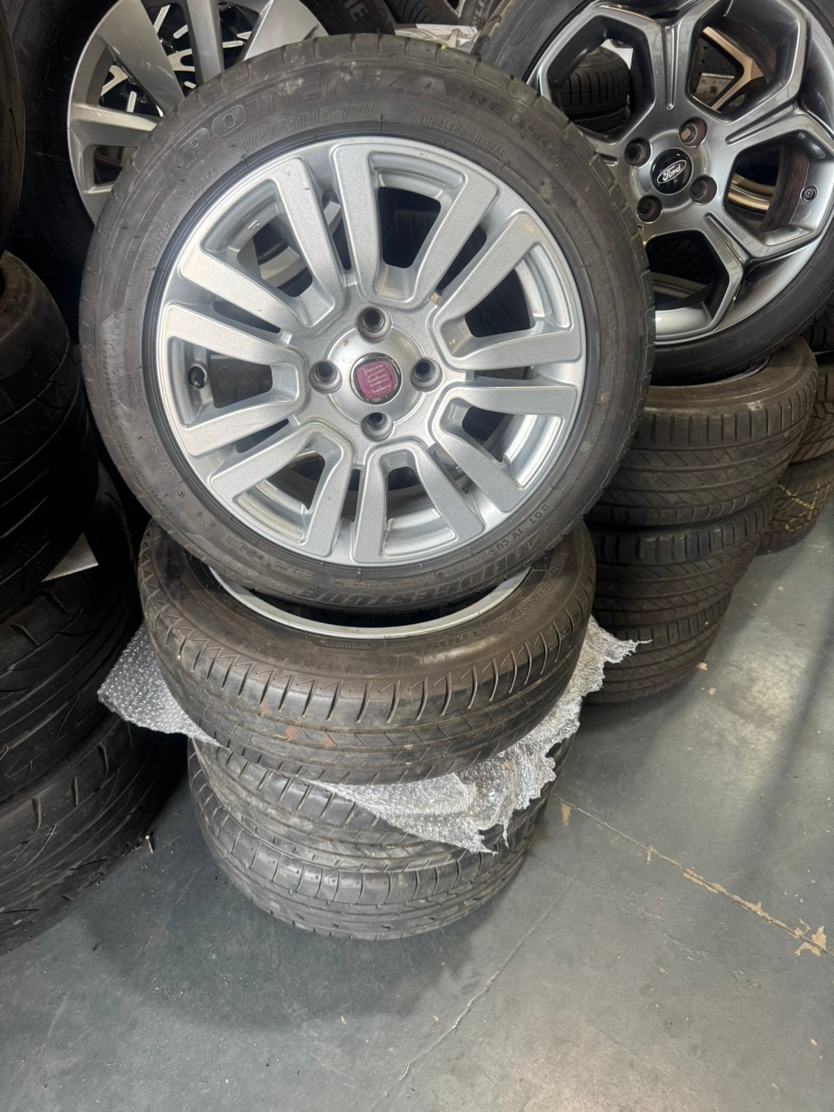 15” Originele Fiat Grand Punto Velgen Zomerbanden 175/65/15, 15 inch, 175 mm, Banden en Velgen, Nieuw