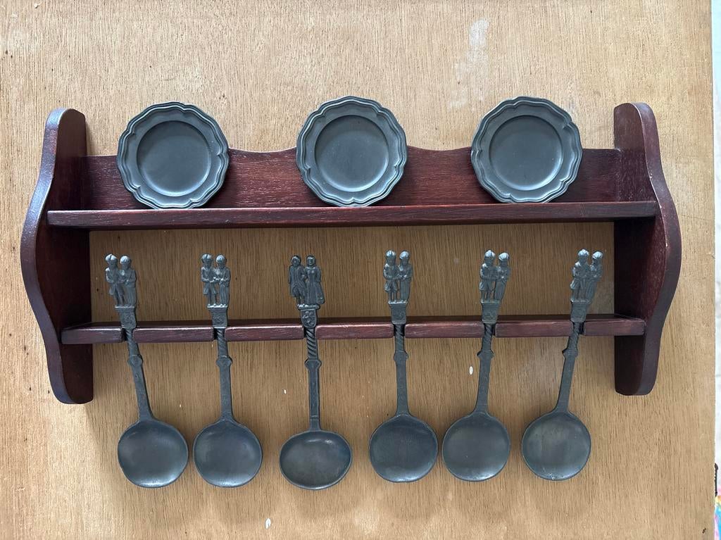 Wanddecoratie met tinnen bordjes en lepels, Antiek en Kunst, Ophalen