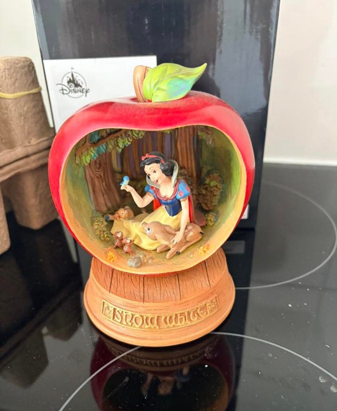 Disney parks sneeuwwitje apple beeldje, Verzamelen, Ophalen of Verzenden, Sneeuwwitje of Doornroosje, Zo goed als nieuw, Beeldje of Figuurtje