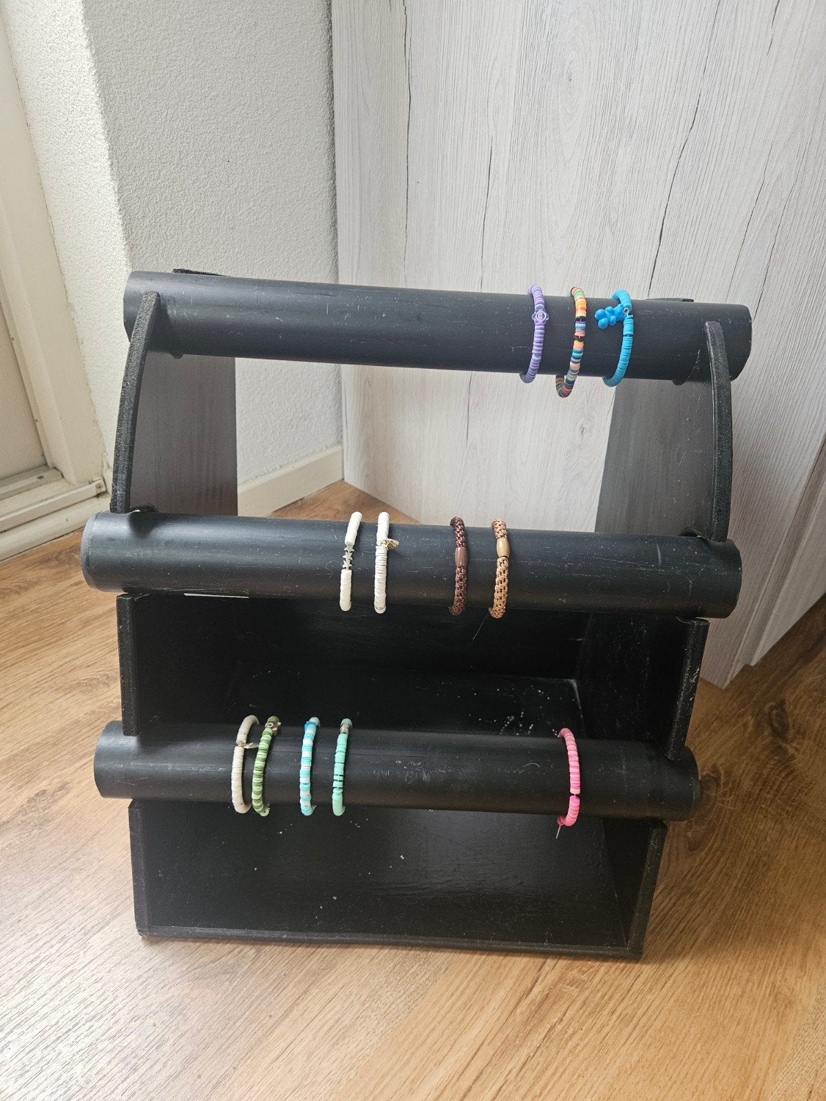 Zwart sieradenrek / armband display, Ophalen of Verzenden, Gebruikt, Zwart, Hout
