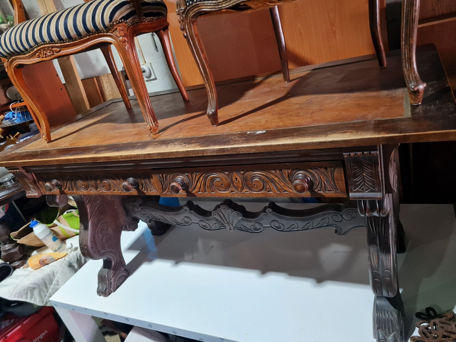 Antieke houten tafel met lade en sierlijke poten, Ophalen