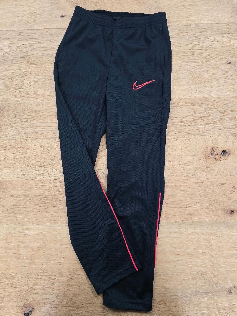 Nike Dri-FIT Trainingspak Zwart Maat M 137-147 cm, Jongen of Meisje, Sport- of Zwemkleding, Ophalen of Verzenden, Zo goed als nieuw