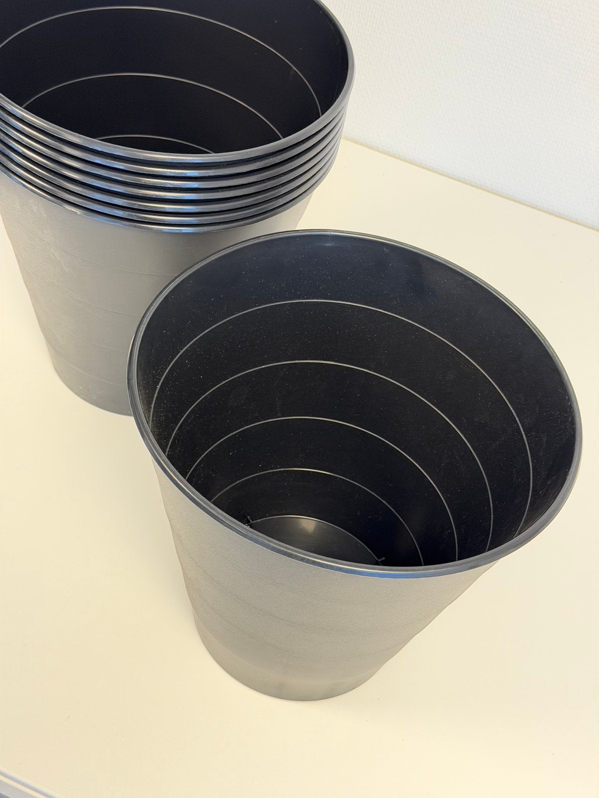 8x IKEA FNISS Prullenbak 10L Zwart – Afvalbak Plantenbak, 25 tot 40 cm, Kunststof, Rond, Nieuw