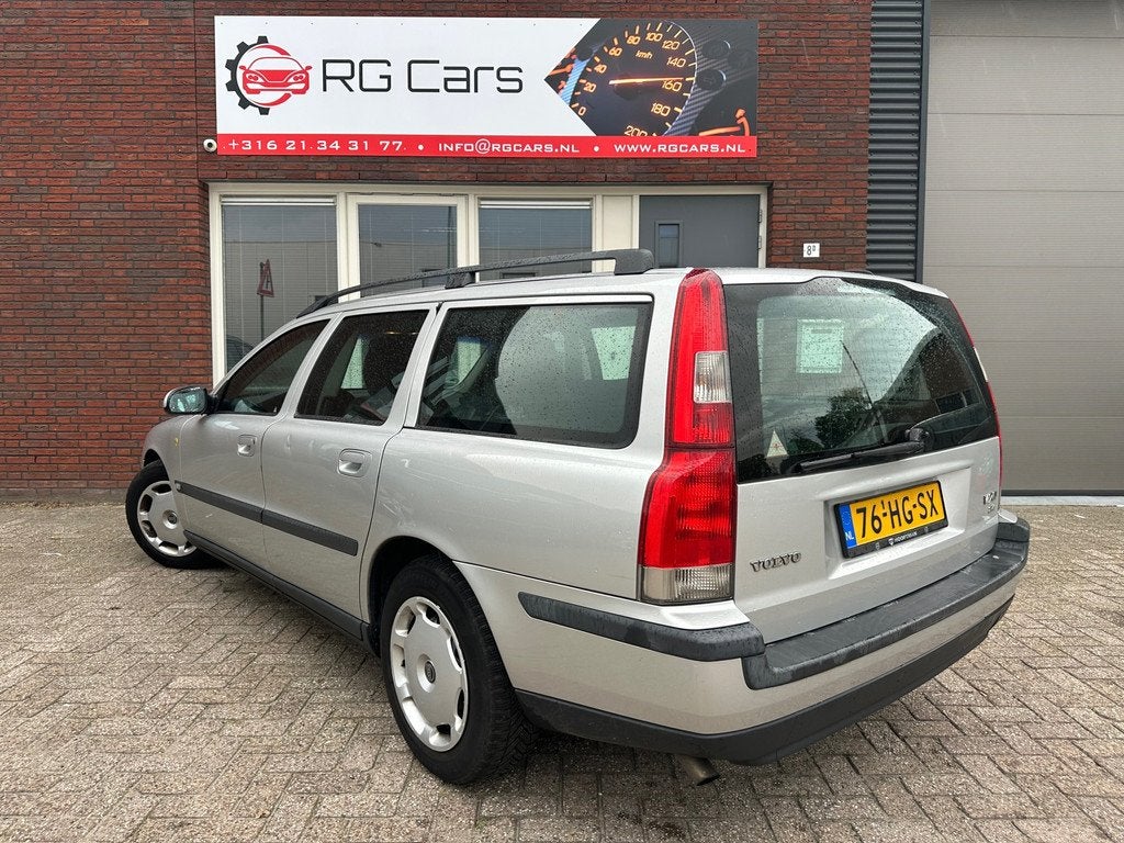 Volvo V70 2.4 Comfort Line / Airco / Cruise / AUT / NAP, Stof, Met garantie (alle), 2435 cc, 1533 kg