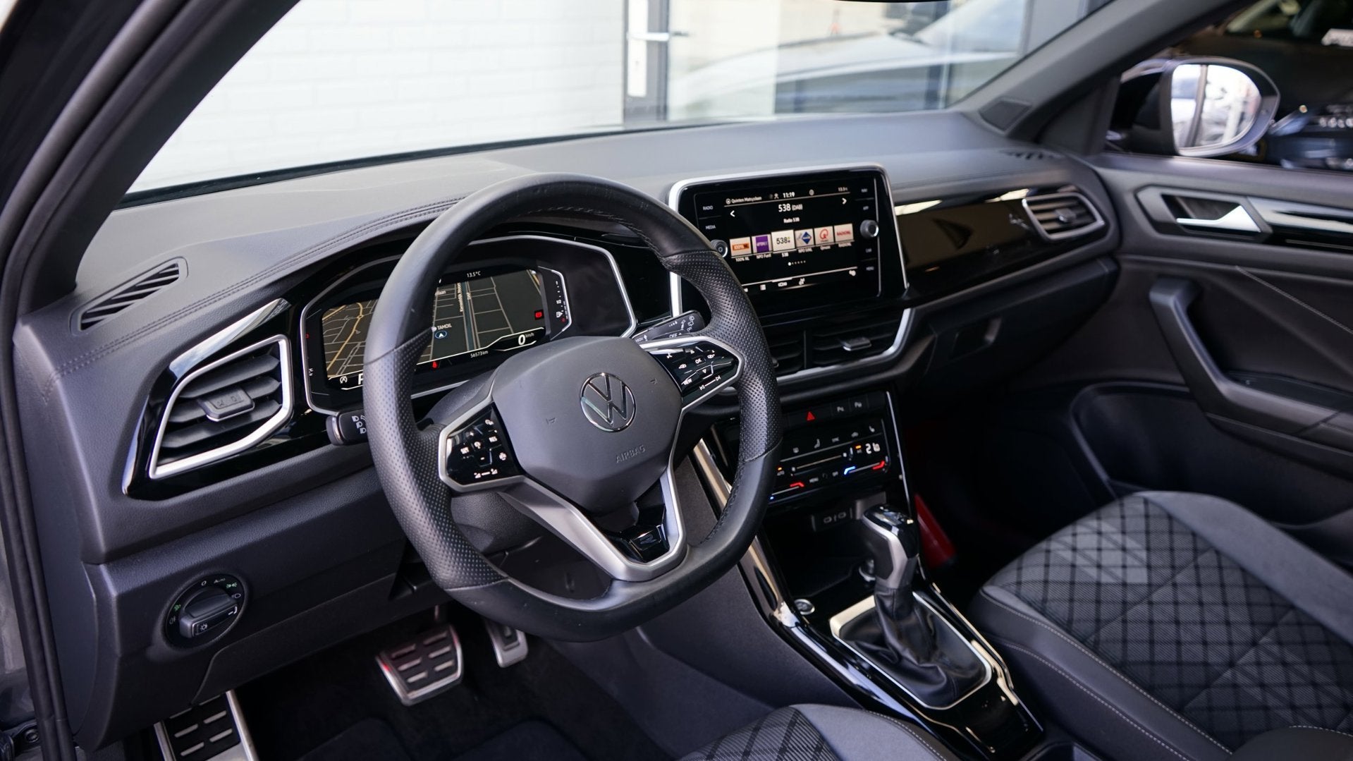 Volkswagen T-Roc R-Line 1.5 TSI BLACK STYLE-AUTOMAAT-ACC-CAM, Auto's, Volkswagen, Zwart, 4 cilinders, 150 pk, Bedrijf