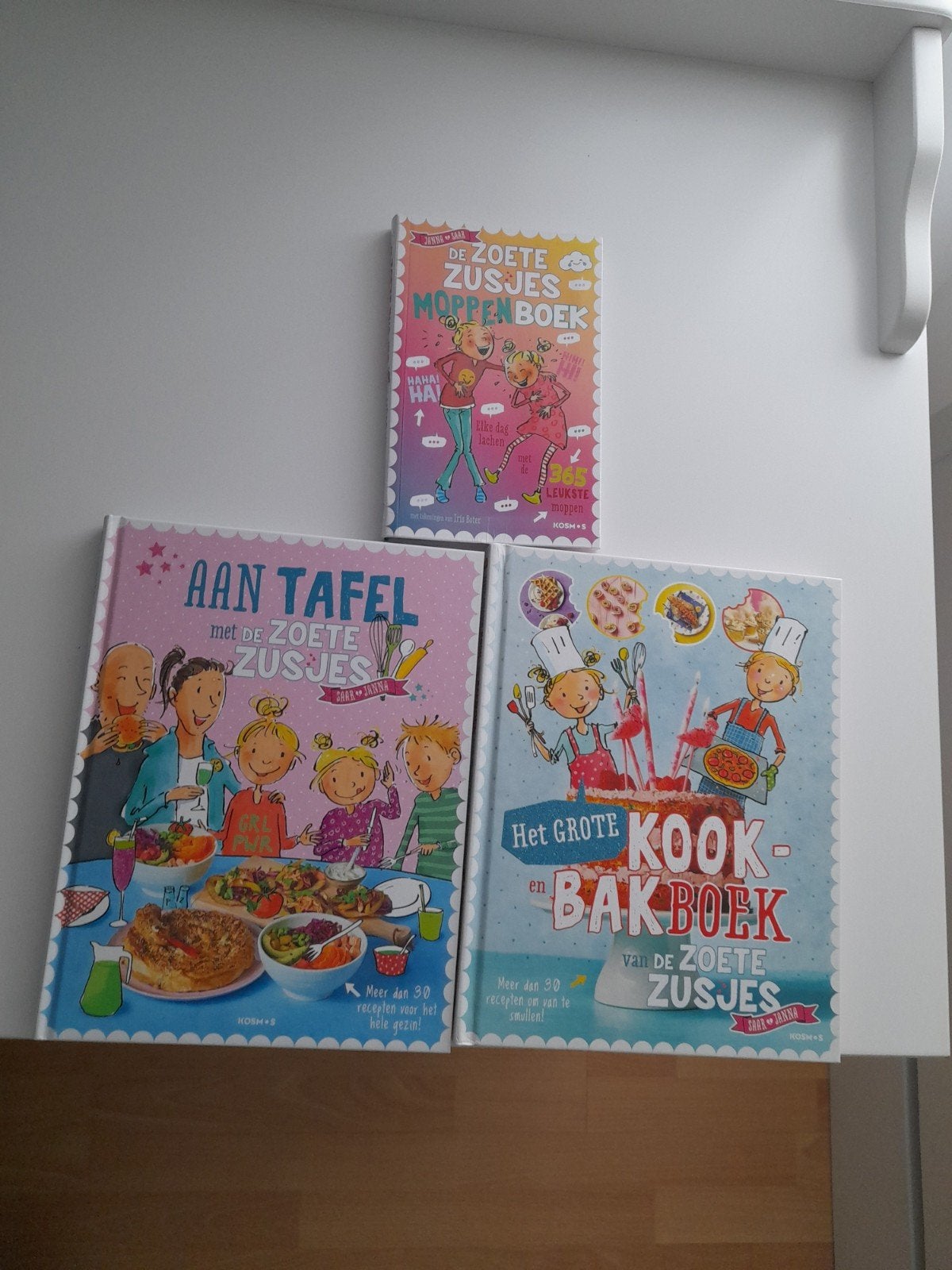 Izgs 3x De zoete Zusjes boeken, Aan Tafel, Kook/Bak,+ Mop 1, Ophalen, Zo goed als nieuw, Hanneke de Zoete, Fictie algemeen
