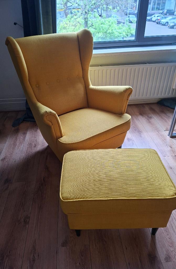 Gele STRANDMON Skiftebo Fauteuil en voetenbank, Huis en Inrichting, Fauteuils, Ophalen, De achterkant heeft een hoge rugleuning met vleugelrugleuning