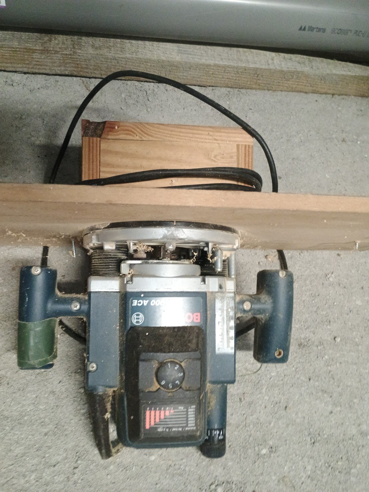 Bosch freesmachine voor hout en plaatmateriaal, Doe-het-zelf en Verbouw, Gebruikt, Ophalen of Verzenden, Bovenfrees, Bosch