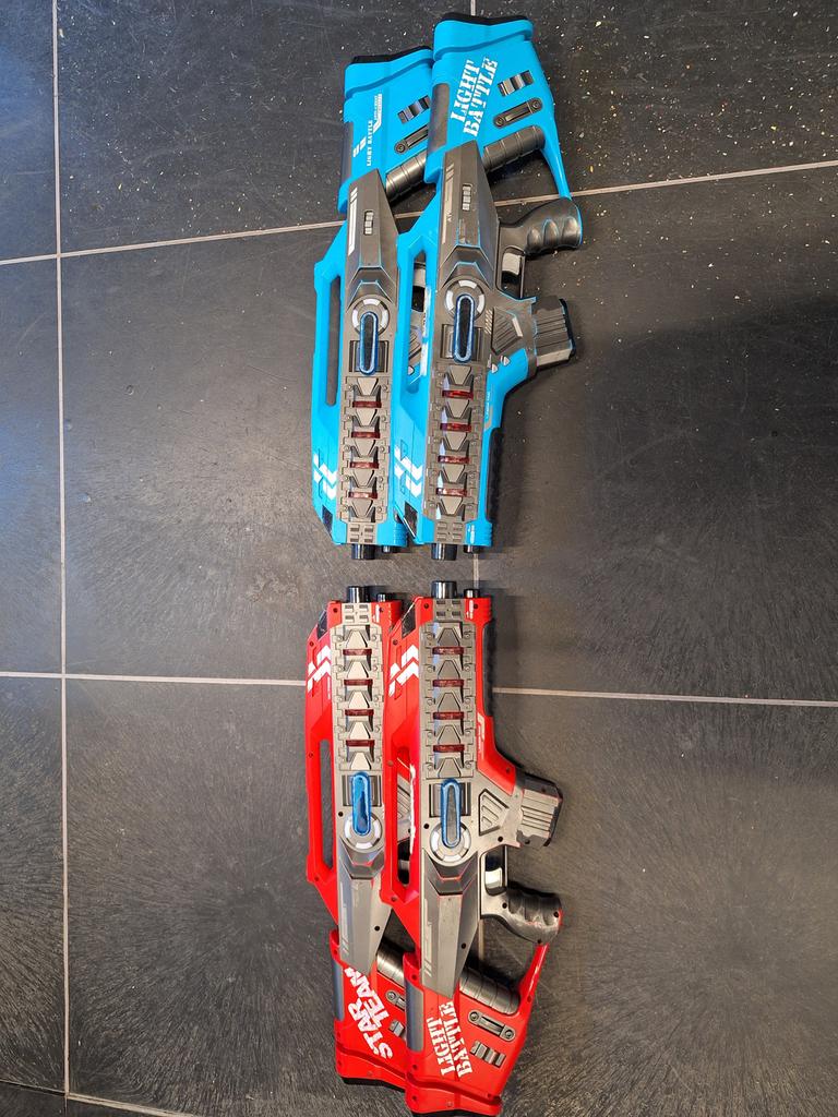 Lasergame set met 4 laserguns en vesten (2 rood, 2 blauw), Ophalen of Verzenden, Gebruikt, Jongen of Meisje